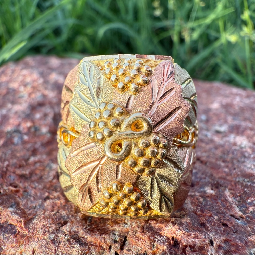 Stunning 10 karat Black Hills Gold Botanical Ring with Floral and Grapes Design